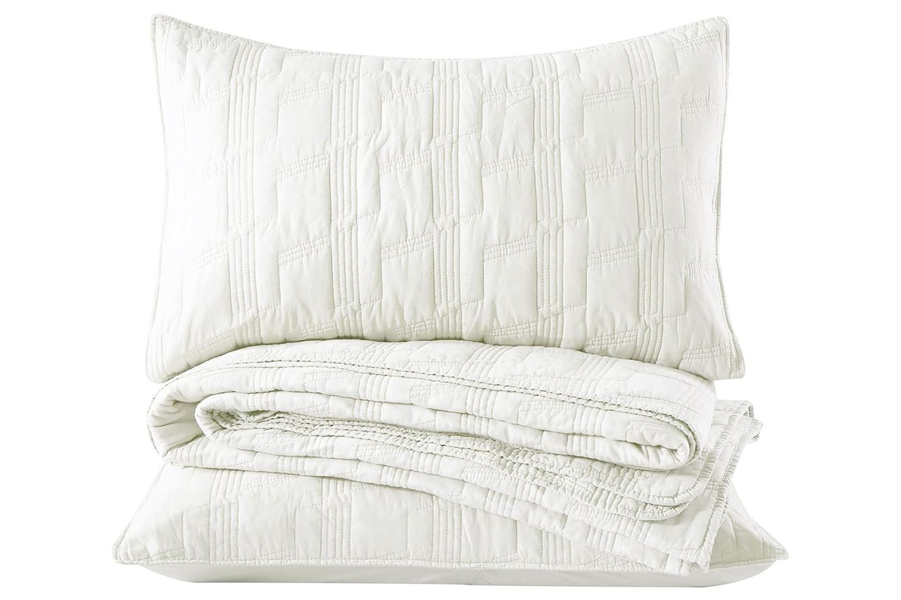 HORIMOTE HOME 100% Cotton Quilt Set Credit: Amazon