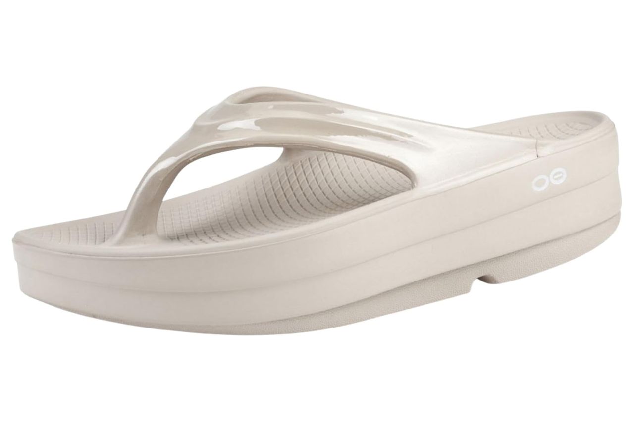 OOFOS womens Women's Oomega Thong Credit: Amazon