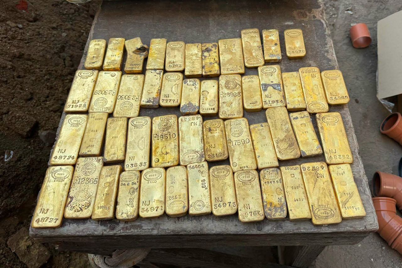 Gold bars laid out on the tableCredit: Dendermonde Local Police Facebook