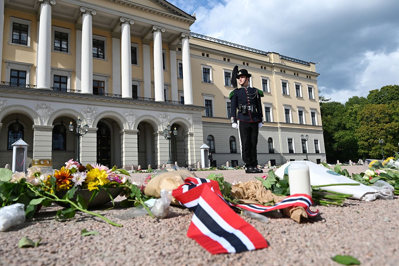 Well-wishers laid flowers in the Palace Square to pay their respects to King Harald of Norway as he remained in the hospital on Aug. 27, 2026Credit: Rune Hellestad/Getty