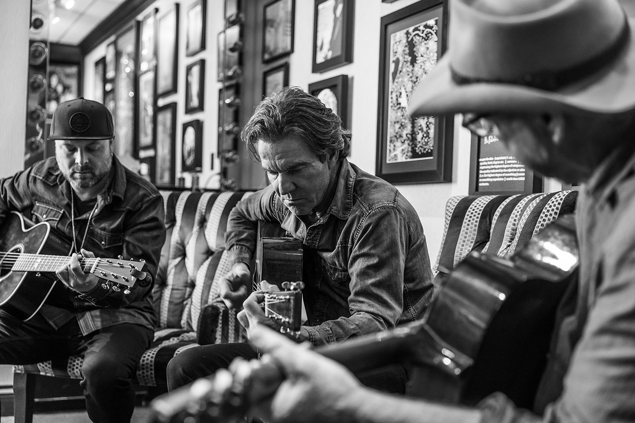 Dennis Quaid (C) plays a song with musicians Guthrie Trapp (L) and Pat “Mackie” Mclaughlin (R) on Aug. 3, 2023Credit: Alan Poizner For The Washington Post via Getty