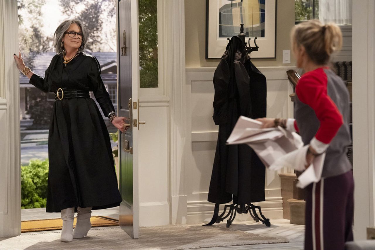 Jamie Lee Curtis as Claudia, Tea Leoni as Jeanie on ‘Newlyweds’Credit: Nicole Weingart/NBC