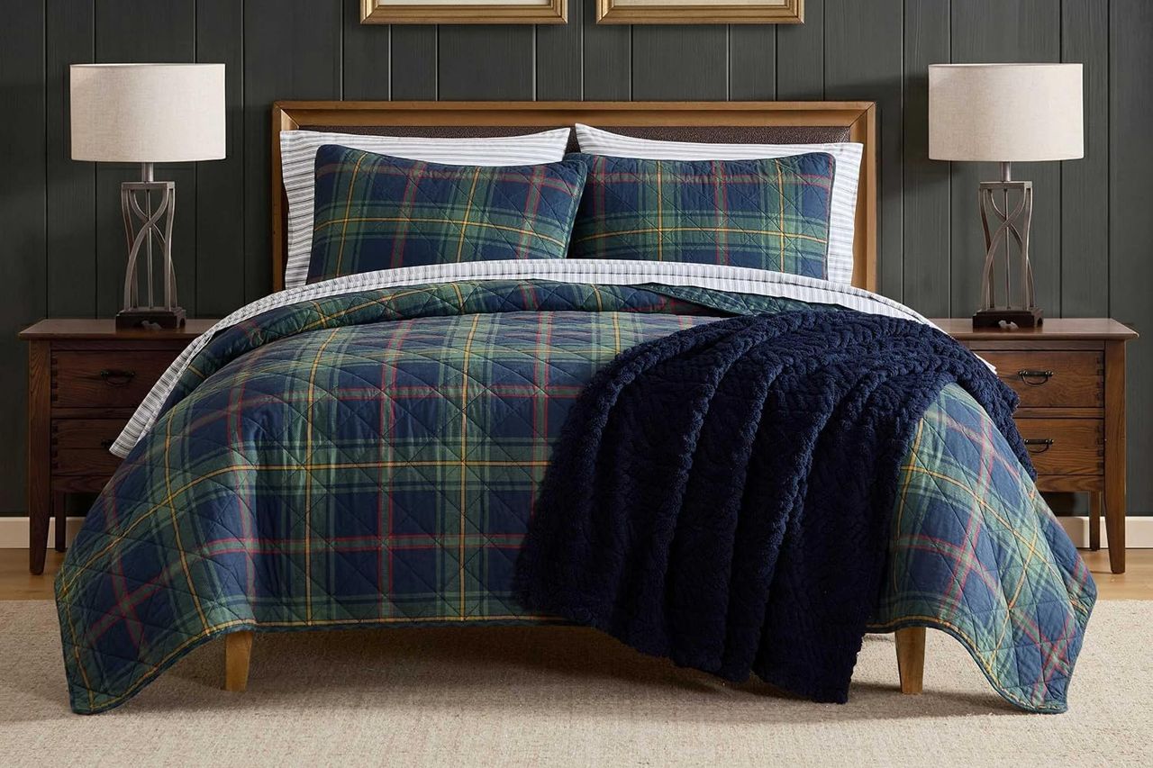 Nautica - Queen Quilt Set with Shams Credit: Amazon