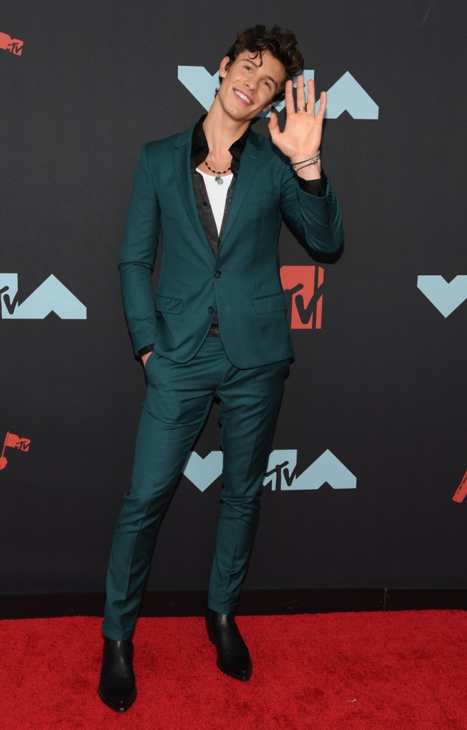 Shawn Mendes wears a green suit to the VMAs