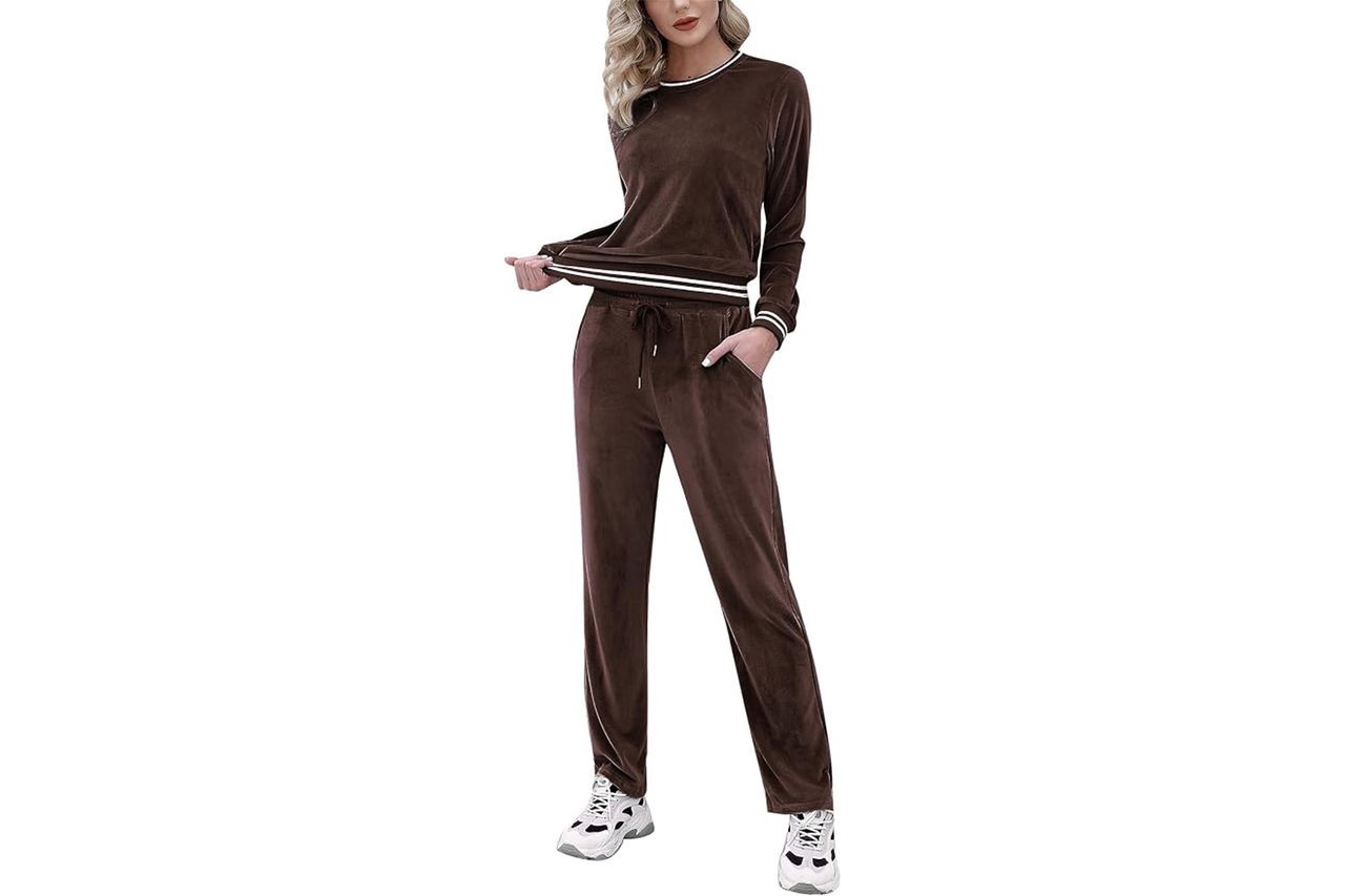 Totatuit Women's Sweatsuit Set Credit: Amazon