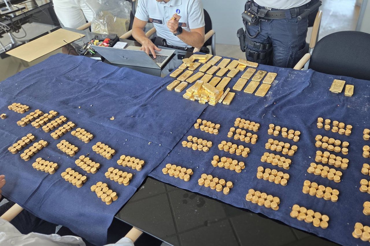 The gold coins and barsCredit: Dendermonde Local Police Facebook