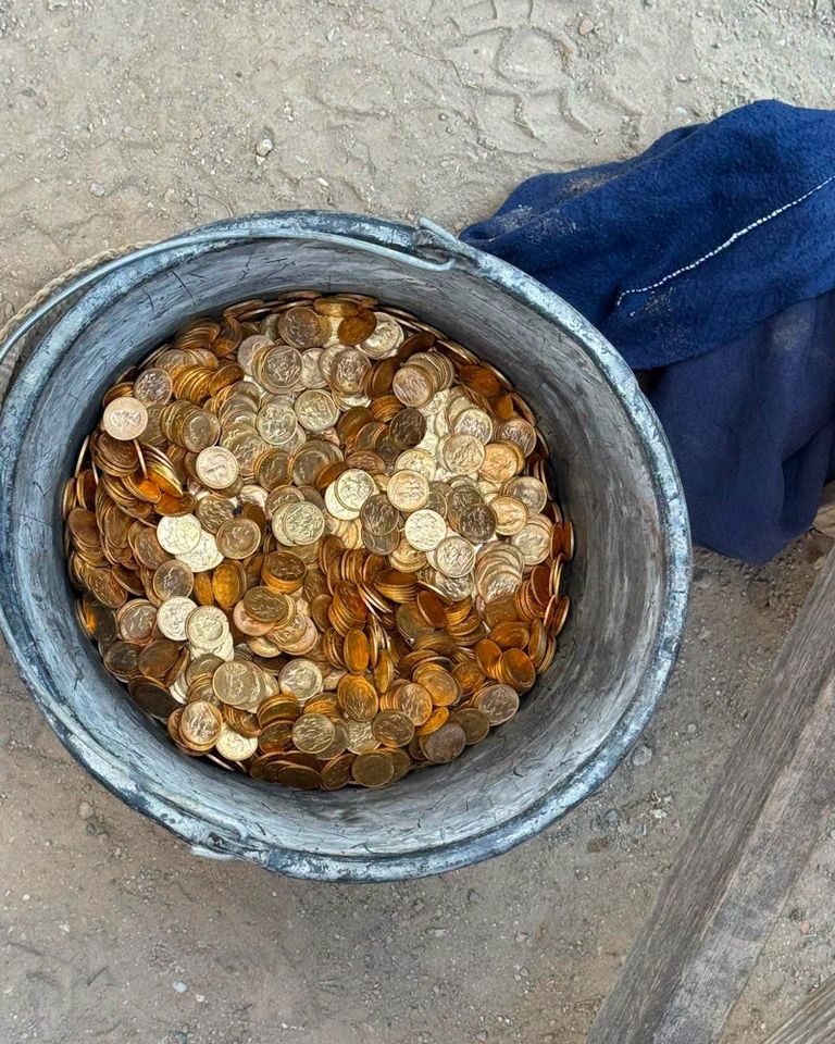 The bucket of gold coinsCredit: Dendermonde Local Police Facebook