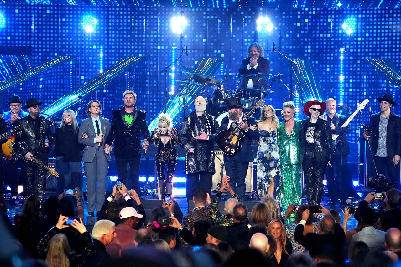 Neil Giraldo, Dave Stewart, Pat Benatar, Brandi Carlile, Simon Le Bon, Dolly Parton, Rob Halford, Sheryl Crow, Pink, and Annie Lennox perform on stage during the 37th Annual Rock & Roll Hall Of Fame Induction Ceremony at Microsoft Theater on November 05, 2022 in Los Angeles, California. ( 37th Annual Rock & Roll Hall Of Fame Induction CeremonyCredit: Jeff Kravitz/FilmMagic