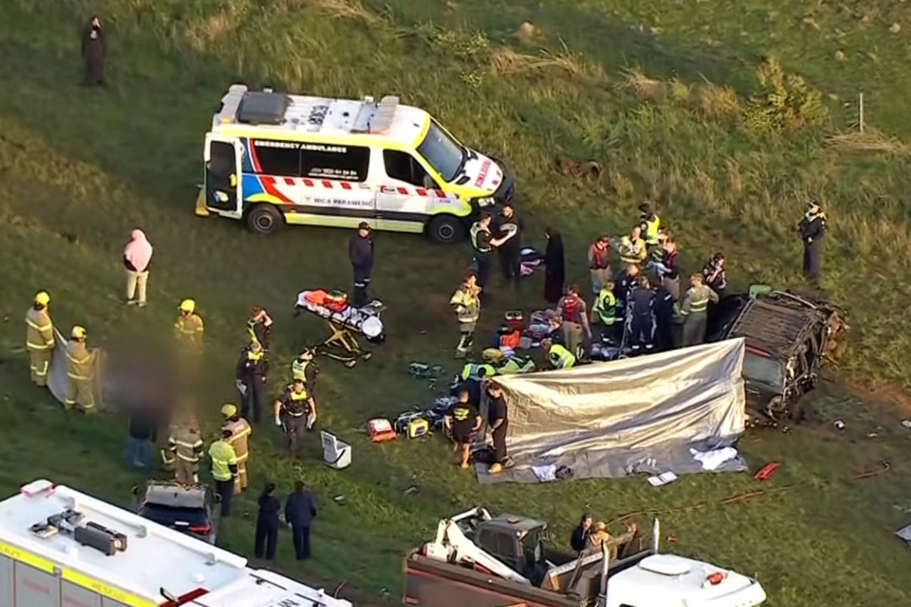 1 Child Dead, 6 Other Injured in Car Crash Emergency services respond to a fatal car crash in Victoria, AustraliaCredit: 7NEWS Australia/Youtube