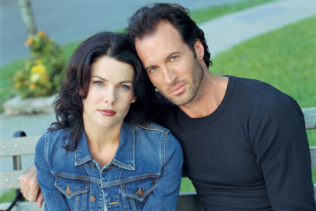 GILMORE GIRLS, Lauren Graham, Scott Patterson, (Season 1), 2000-2007, Lauren Graham and Scott Patterson on the set of the first season of ‘Gilmore Girls’Credit: Warner Bros./Everett Collection