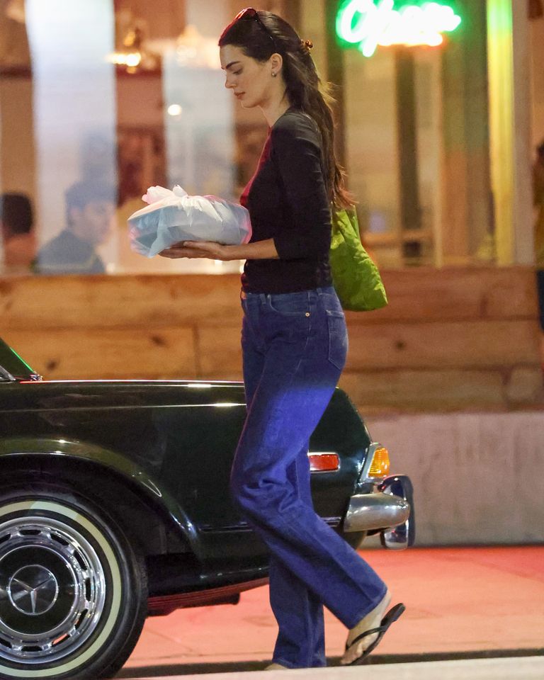 Kendall Jenner steps out for dinner with friends before leaving the restaurant carrying a large to-go order, reportedly for boyfriend Jacob Elordi. Credit: Daily Stardust / BACKGRID